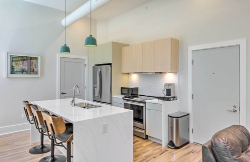 Central Business District Condo | Contemporary Cincinnati Condo - Pets Allowed!