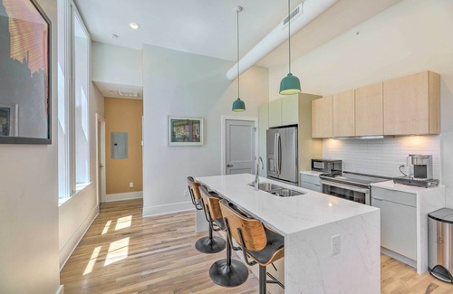 Central Business District Condo | Contemporary Cincinnati Condo - Pets Allowed!