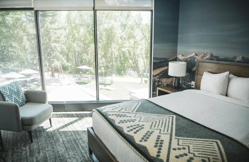 Silverthorne Hotel | Contemporary City Comfort – Boutique Stay Near Nightlife, Shopping & Art Venues