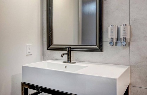 Silverthorne Hotel | Contemporary City Comfort – Boutique Stay Near Nightlife, Shopping & Art Venues