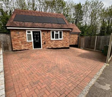 Guildford Ski Chalet | Contemporary Comfort 2 Bed 2 Bath Home Free Parking