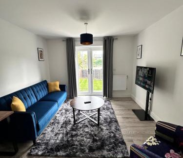 Guildford Ski Chalet | Contemporary Comfort 2 Bed 2 Bath Home Free Parking