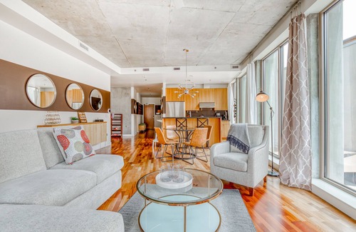 Hood River Condo | Contemporary Condo with High-Speed WiFi, Fireplace, Central AC, & City View
