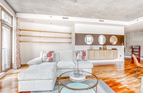 Hood River Condo | Contemporary Condo with High-Speed WiFi, Fireplace, Central AC, & City View