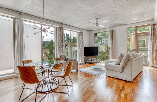 Hood River Condo | Contemporary Condo with High-Speed WiFi, Fireplace, Central AC, & City View