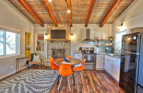 Canyon Lake Cottage | Contemporary Cottage for 6 guests! Great Family Getaway!