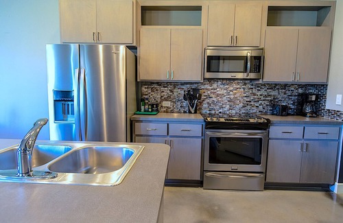 Edmond House | Contemporary Design - Free Parking - Outdoor Grill