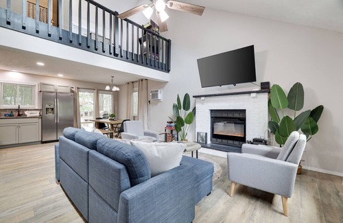 Tobyhanna Ski Chalet | Contemporary Escape ⭐️ Hot Tub ⭐️ Karaoke ⭐️ Gaming ⭐️ Fire Pit ⭐️ Lake Access