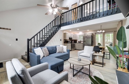 Tobyhanna Ski Chalet | Contemporary Escape ⭐️ Hot Tub ⭐️ Karaoke ⭐️ Gaming ⭐️ Fire Pit ⭐️ Lake Access