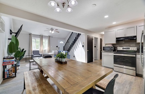 Tobyhanna Ski Chalet | Contemporary Escape ⭐️ Hot Tub ⭐️ Karaoke ⭐️ Gaming ⭐️ Fire Pit ⭐️ Lake Access