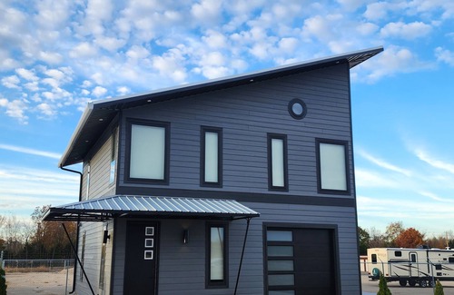 Jenkins House | Contemporary Highway Hideaway in Marionville