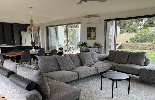 Woodford House | Contemporary home with Woodford Valley views