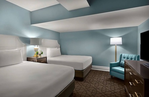 Central West End Hotel | Contemporary Hotel in Central West End district! Parking, Pool & Cinema Onsite!