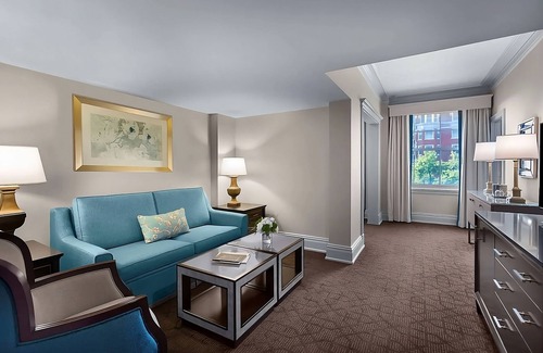 Central West End Hotel | Contemporary Hotel in Central West End district! Parking, Pool & Cinema Onsite!
