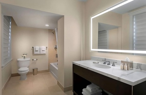 Central West End Hotel | Contemporary Hotel in Central West End district! Parking, Pool & Cinema Onsite!