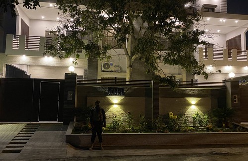 Gulshan-e-Iqbal House | Contemporary hygiene 4bd/4bath,Auto generator