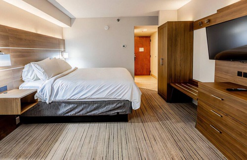 Indianapolis House | Contemporary King Room with Luxury and Comfort