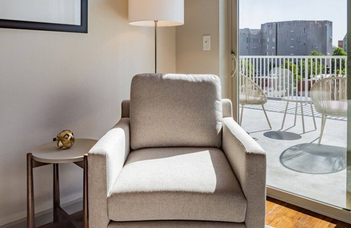 Lincoln Park Apartment | Contemporary large 1BR, in unit Washer/Dryer, FREE parking with all amenities!