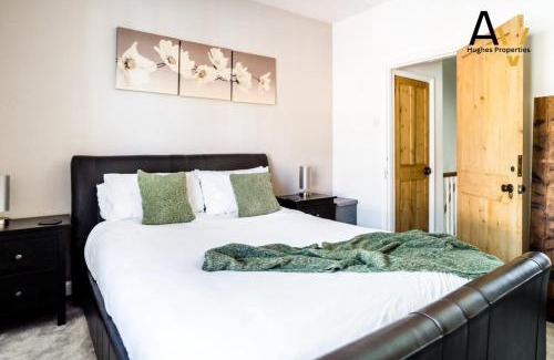 Northampton House | Contemporary Two-Bedroom House - Free Wi-Fi, Garden, Free Parking, Ideal for Extended Stays By AV Hughes Properties