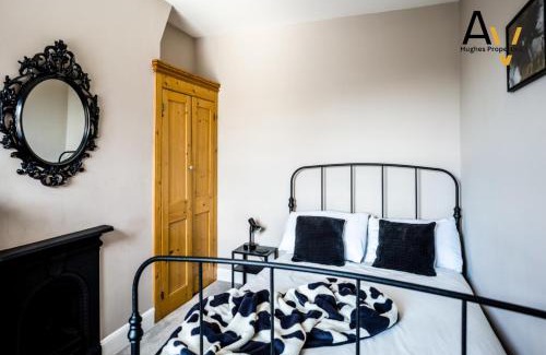 Northampton House | Contemporary Two-Bedroom House - Free Wi-Fi, Garden, Free Parking, Ideal for Extended Stays By AV Hughes Properties