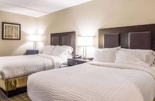 Cranberry Township Hotel | Contemporary Comfort with Pool, Free Breakfast Near Shopping Center