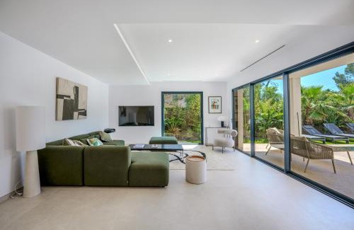 Boulouris-sur-Mer Villa | Contemporary Villa with Heated Pool Near Sea