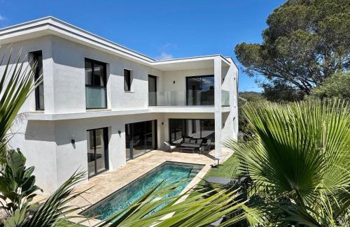 Boulouris-sur-Mer Villa | Contemporary Villa with Heated Pool Near Sea
