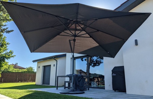 Chessy House | Contemporary villa in the countryside