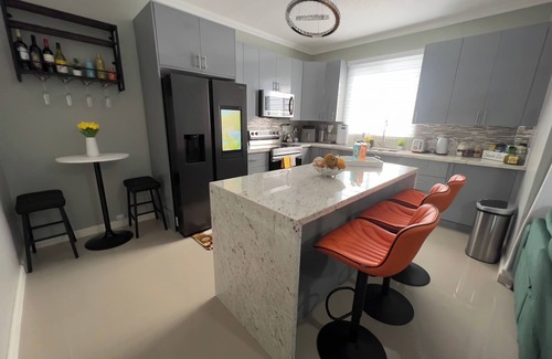New Kingston Apartment | Contemprorary design 2-bedroom apartment in Kingston with WiFi, fitness room, AC