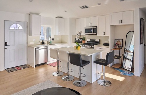 Burbank House | Content Creators ALL DAY>YouTube+Music+Photos+Film