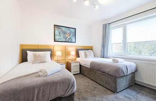 Sketty Apartment | Contractor Base - Parking - Garden - Hospital