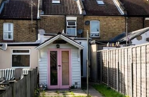 Northfleet House | Contractor Friendly Retreat: 2-BR Terrace House near A2 | On Site Stay Gravesend