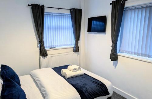 Wolverhampton House | Contractor Home 4BR all ensuite & TVs, NR Stadium