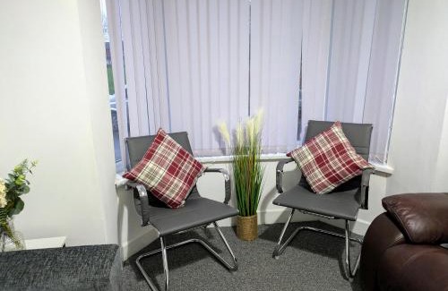 Wolverhampton House | Contractor Home 4BR all ensuite & TVs, NR Stadium