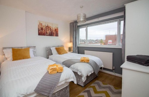 Walsall Apartment | Contractor House & M54 & Free Parking