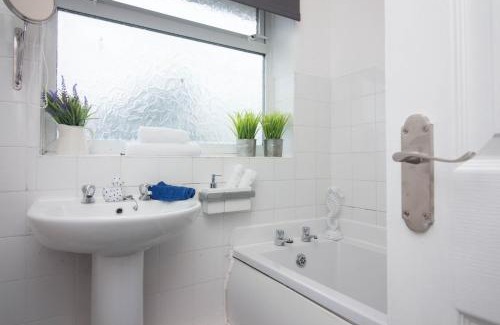 Walsall Apartment | Contractor House & M54 & Free Parking
