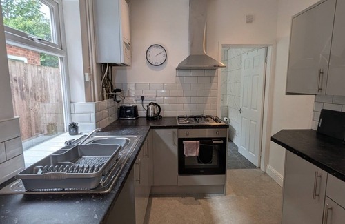 Wolverhampton House | Contractors 4BR Home, Newly Refurb, Nr Centre