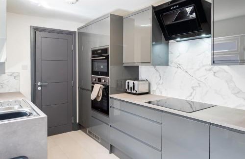 Southampton House | Contractors 8beds Off Road Vanparking 3 Bathrooms