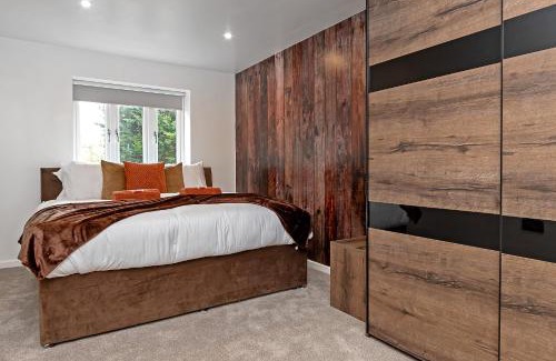 Tea Green House | Contractors Heaven-POOL TABLE-THREE BEDROOM HOUSE WITH SEPARATE ONE BEDROOM SELF CONTAINED-Close to AIRPORT