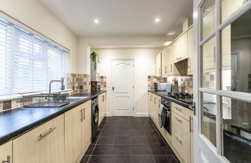 Swindon House | Contractors*Long Stays Discounts*Wyvern