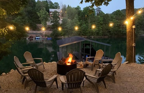 Caryville House | CONVENIENCE! Steps away to a private dock & 5 miles to a marina/grocery/hwy!