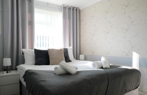 Luton House | Convenient 3 Bedroom House with Garden in Luton