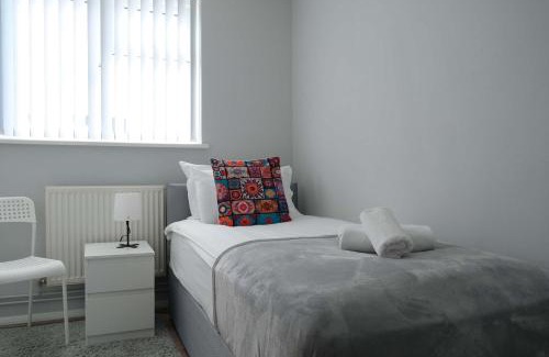 Luton House | Convenient 3 Bedroom House with Garden in Luton
