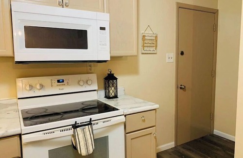 Maryland Heights House | Convenient and newly renovated cozy private home