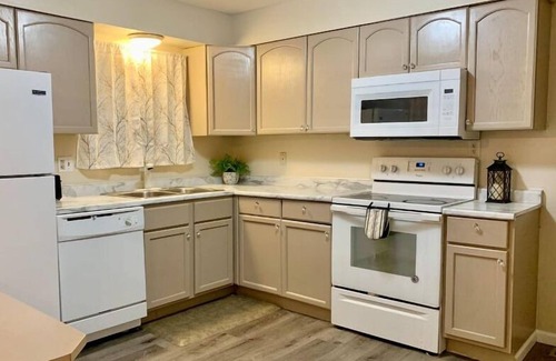 Maryland Heights House | Convenient and newly renovated cozy private home