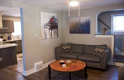 West Akron House | Convenient Cozy Home - Dog & Family Friendly