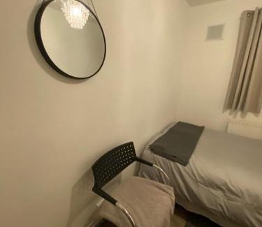 Larkhall House | Convenient Home-stay