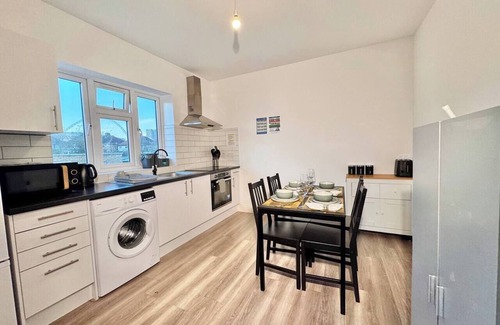 Tokyngton Apartment | Convenient Private Triple Room 30 Min to Central