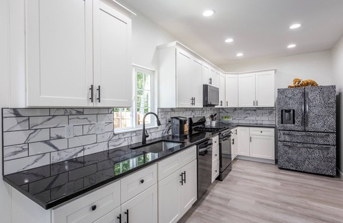 Roselawn Finance House | convenient to everything kingx3 free onsite parking full kitchen ping pong