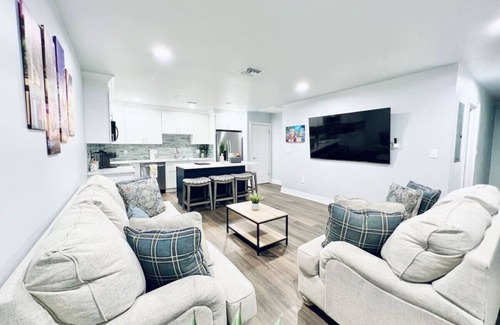 Metairie Apartment | Conveniently Located Contemporary 6 Bed/6 Bath 15 Min to Downtown